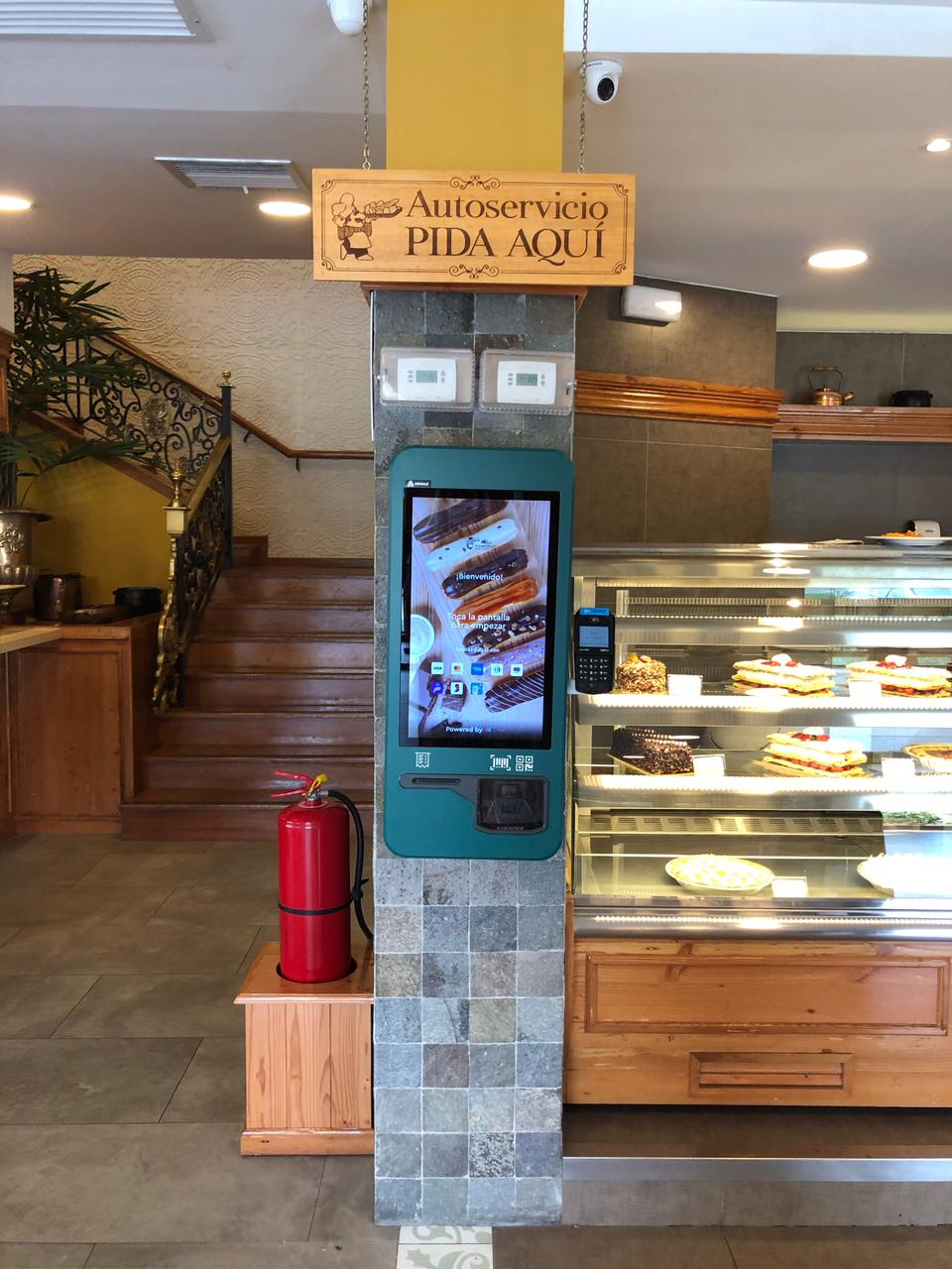 Kiosko de autoservicio para escanear, comprar y pagar productos